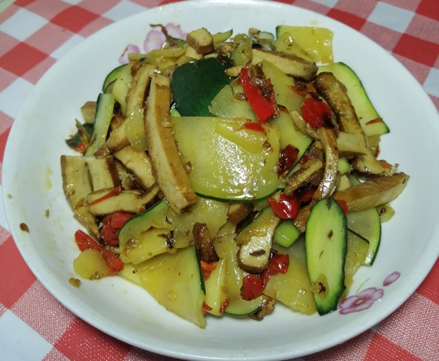 入秋后,就爱这道家常南瓜炒豆腐干,细嫩香酥,简单好吃又下饭|南瓜