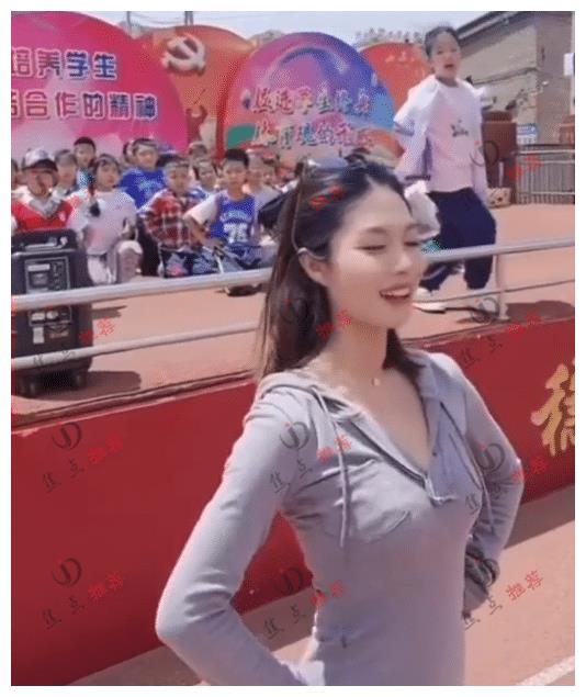 六一节女教师穿高开叉裙子跳舞，网友：现在老师都怎么了？休闲区蓝鸢梦想 - Www.slyday.coM