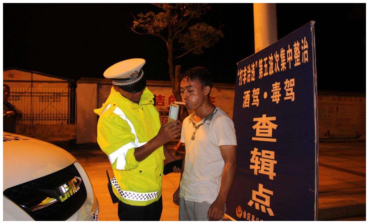 喝完一瓶啤酒多久才能开车?交警:过了这时间,我拿你也没辙
