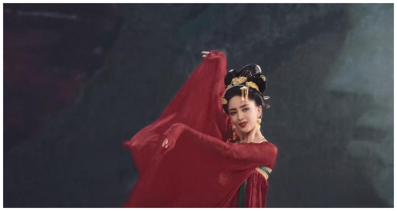 佟丽娅盛唐妆容大片,红衣飘飘眼神犀利,舞姿曼妙婀娜霸气侧露