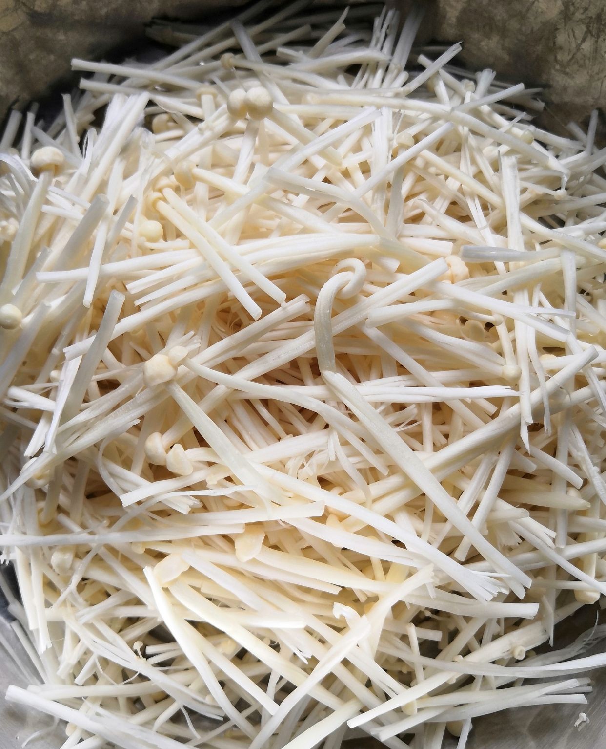 凉拌金针菇～脆嫩爽滑,酸辣鲜香的开胃小菜!