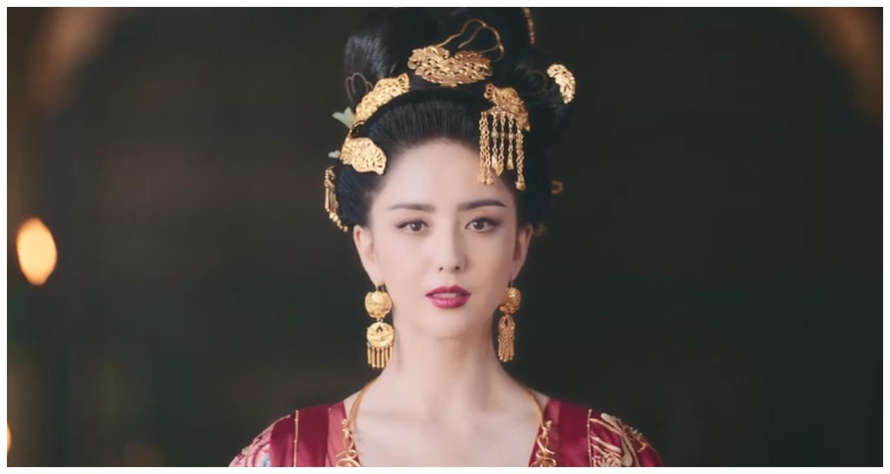 佟丽娅盛唐妆容大片,红衣飘飘眼神犀利,舞姿曼妙婀娜霸气侧露