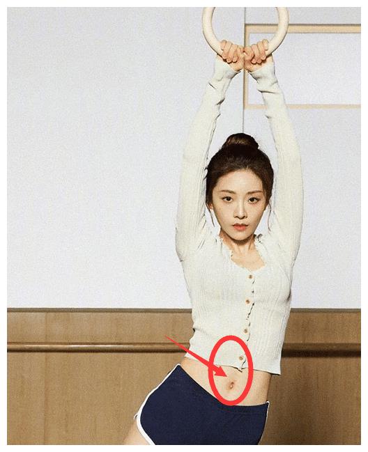 喻言拍单人大片,却被"双肚脐"抢镜,这是对女团成员最大的尊重