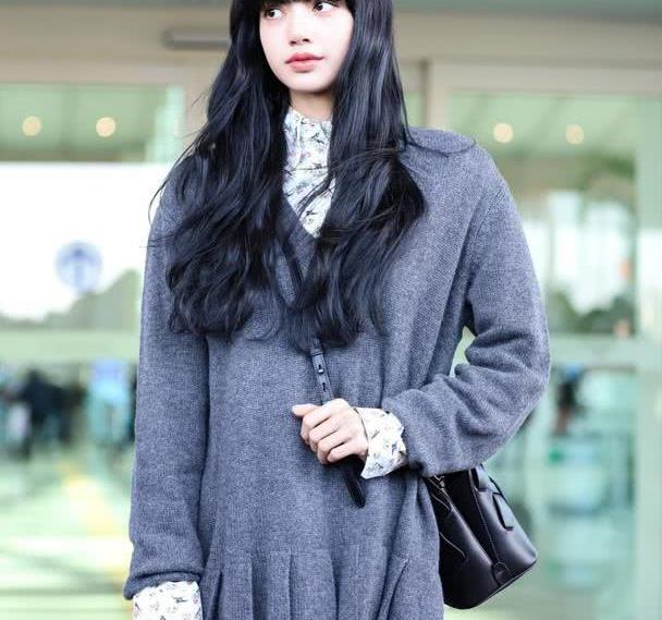 肩宽背厚穿衣显壮?学lisa这样穿让你告别"女壮士"!