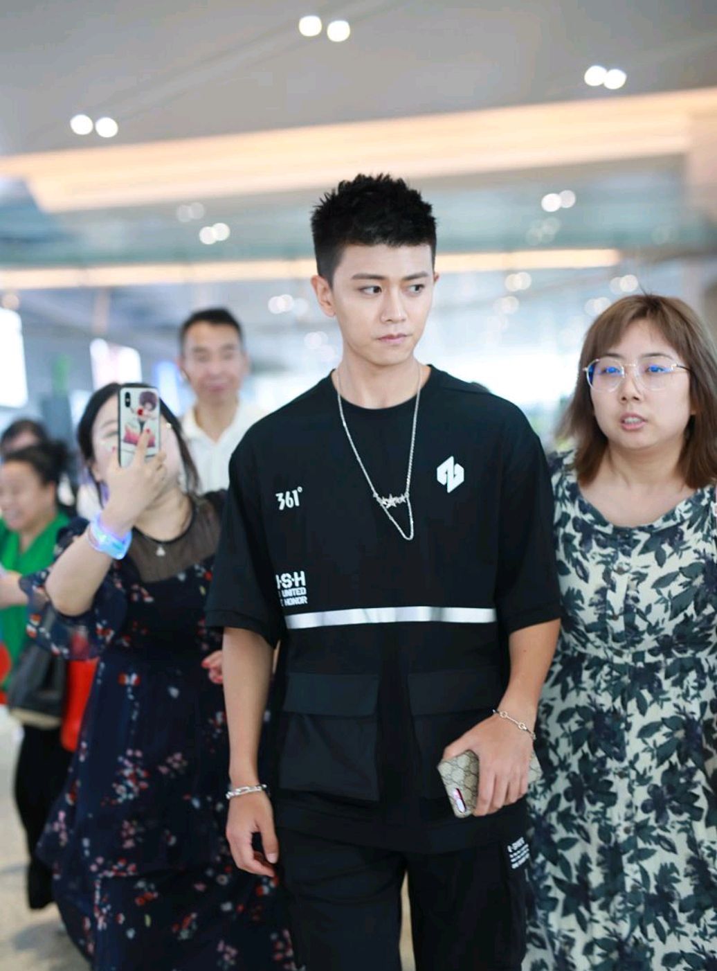 任嘉伦:机场偶遇最a的发型