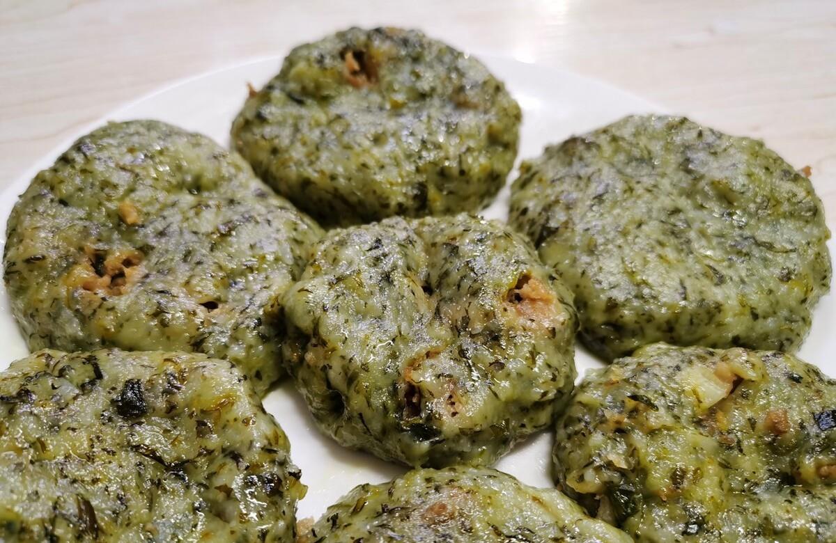 趁着春光正好,与家人朋友一起去乡间田野采摘清明草,体验做草草粑的