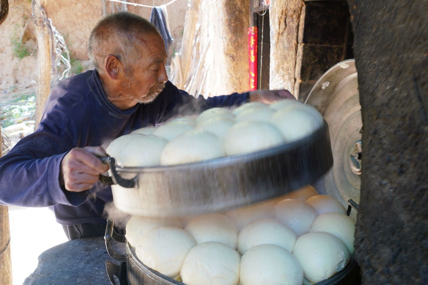 农村8旬大爷蒸馒头松软醇香游客蹭吃4个不掏钱咋回事