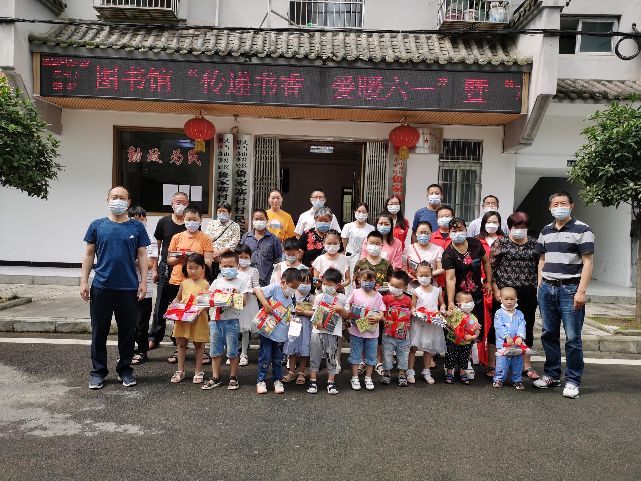 正文   "相约乡读"系列活动是针对我市偏远贫困地区文化资源及阅读