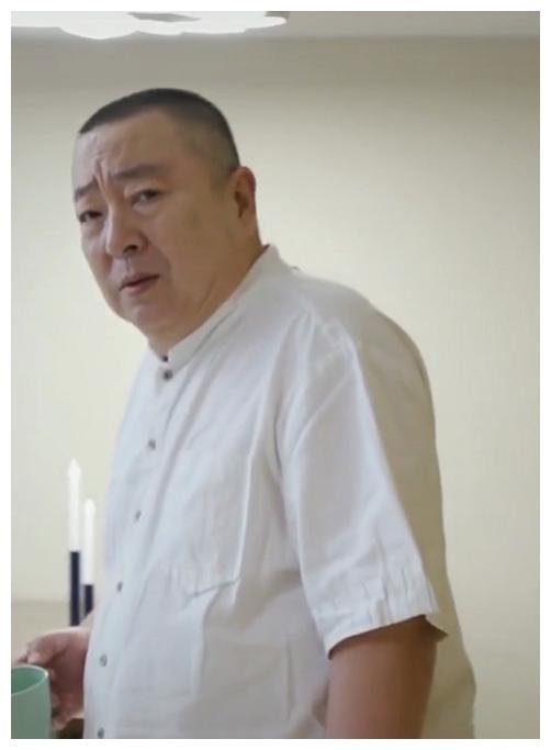 64岁前央视主持人董浩晒近况身材臃肿略显发胖娇妻仍然貌美