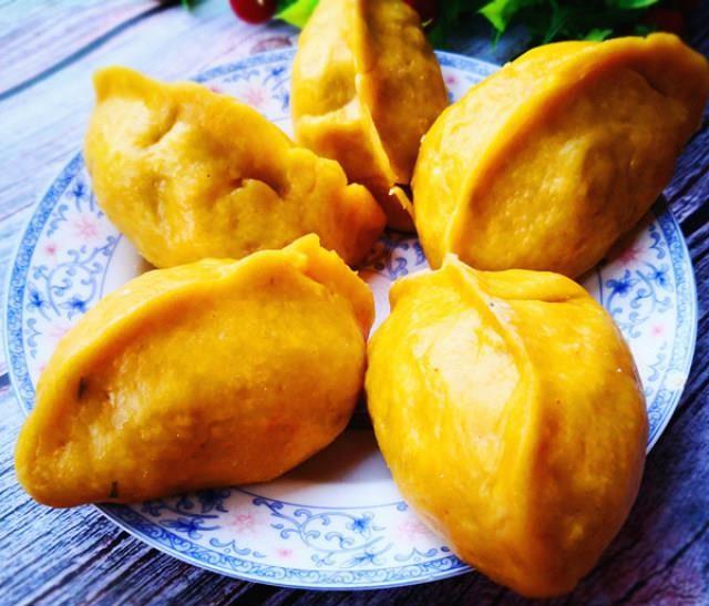 小根蒜酸菜玉米面包子,皮薄馅大,鲜美诱人,一口气吃了2个