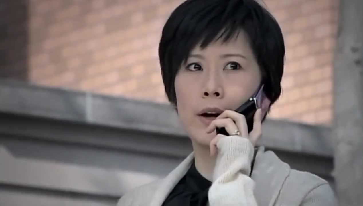 蜗居:海萍挂完宋思明的电话,就过去安慰海藻了!