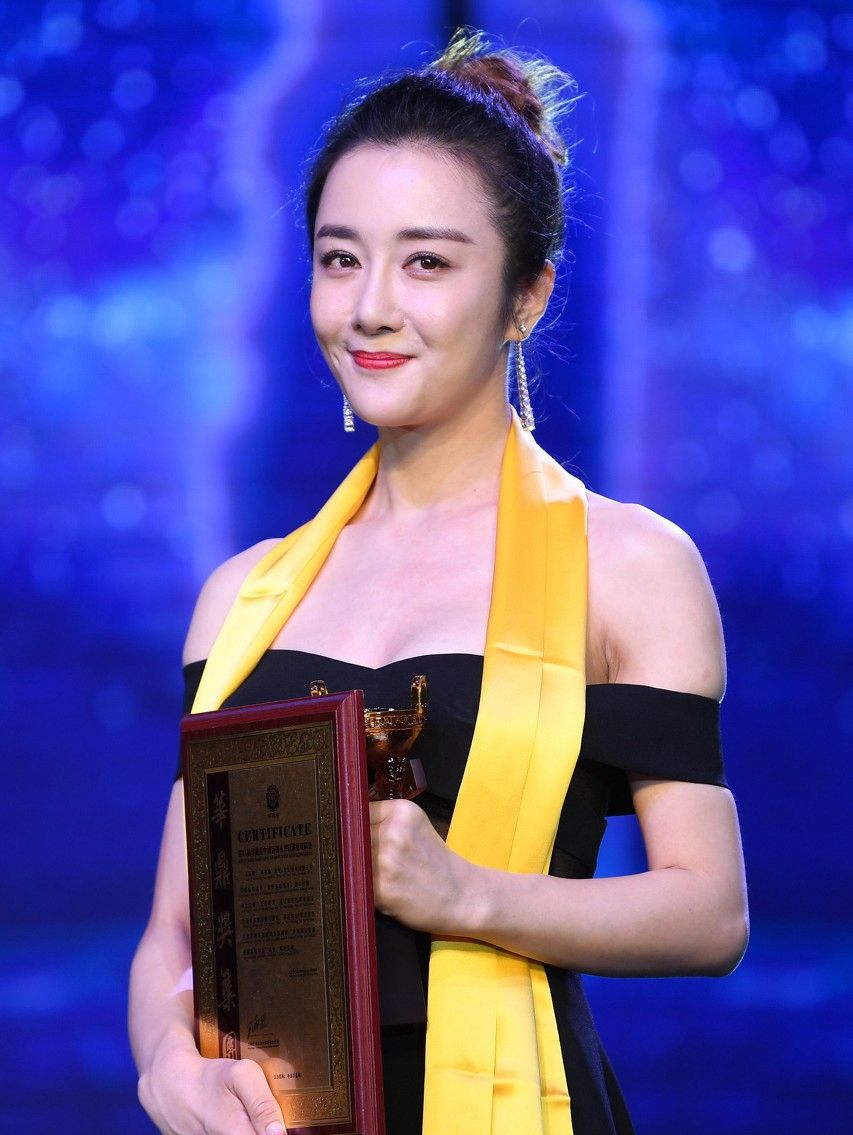 图一的白色礼服亮相的李依晓,更显"肤白貌美"!