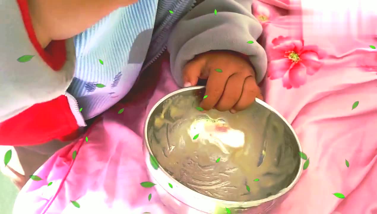 宝贝一岁了,一碗玉米粉吃完不够,拿着空碗就用手摸来吃,太搞笑