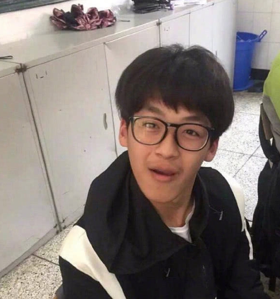 18岁何洛洛"整容式"长开,旧照黑瘦不敢认,网友:花了不少钱