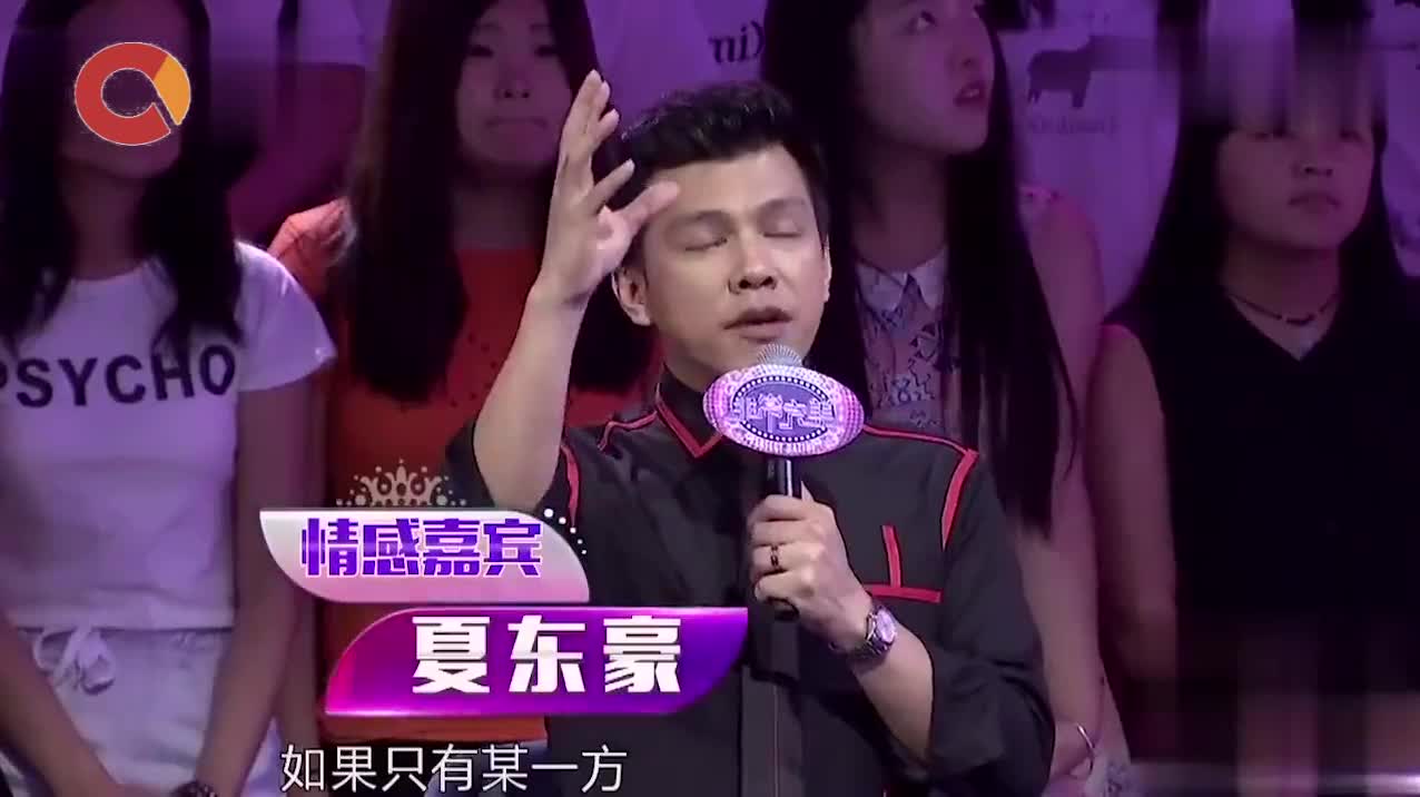 两人幸福牵手,女生评价男生整场又傻又呆