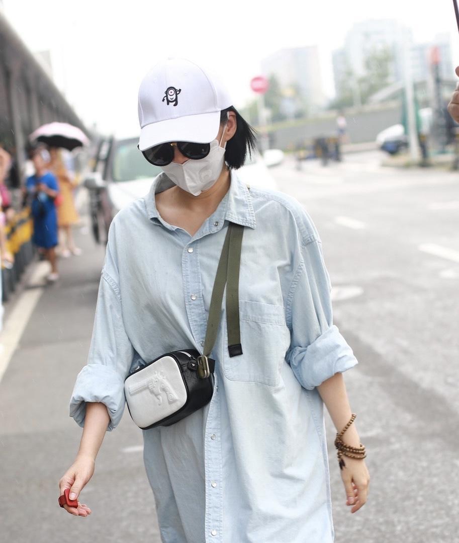 许晴少女心泛滥!浅蓝色衬衫配牛仔裤简约利落,休闲随性真潇洒