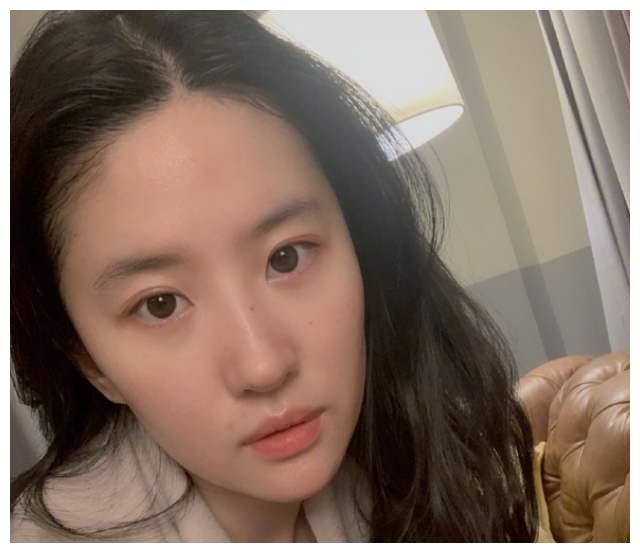 刘亦菲纯素颜状态曝光惹争议,网友:堪比16岁时的"神仙姐姐"