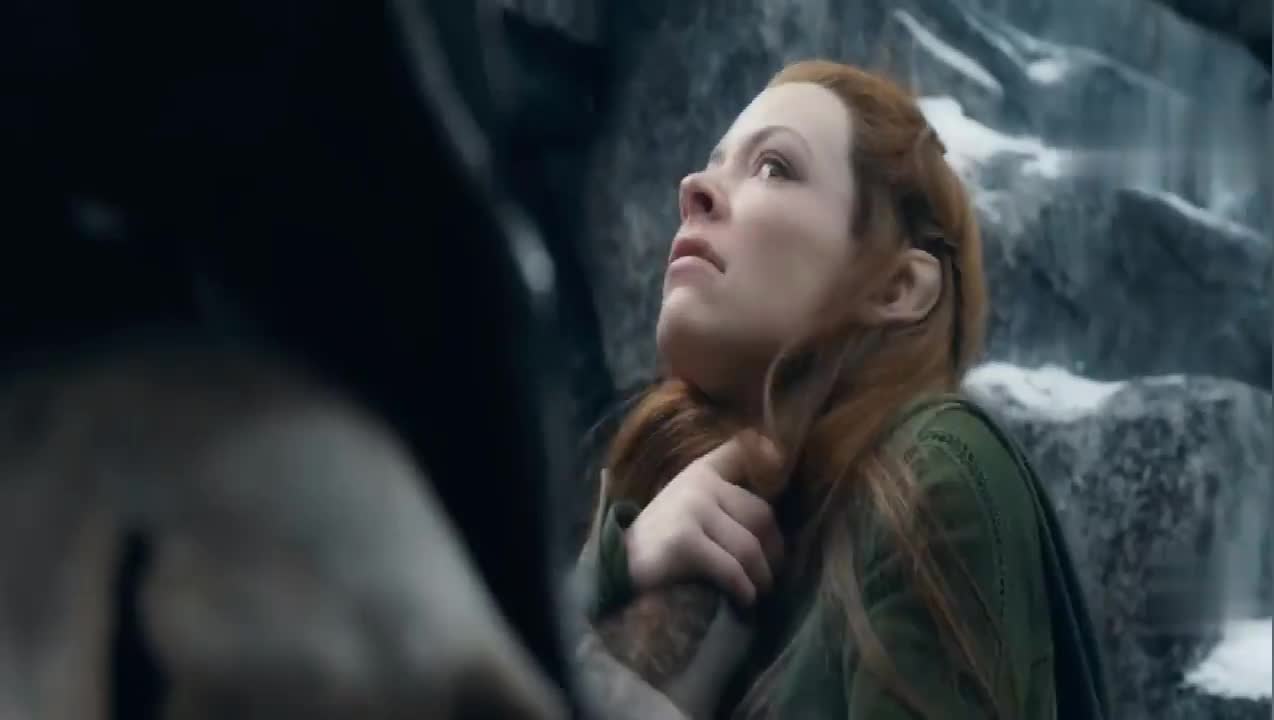 女精灵惨遭半兽人掐脖,小矮人腾空而起,举刀阻拦