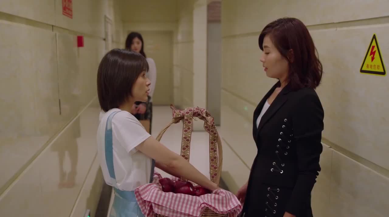 安迪和樊胜美禁不住曲筱绡的哀求便拉着小关一起去曲筱绡家帮忙