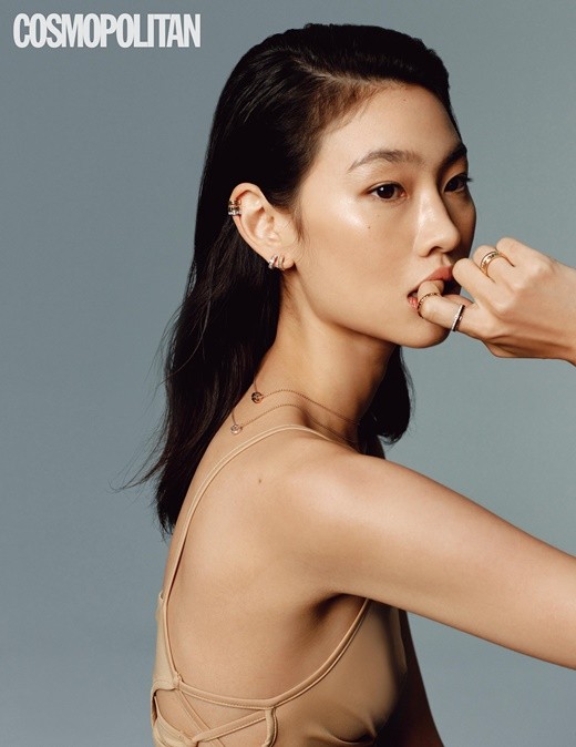 韩国女艺人郑浩妍为cosmopolitan拍大片