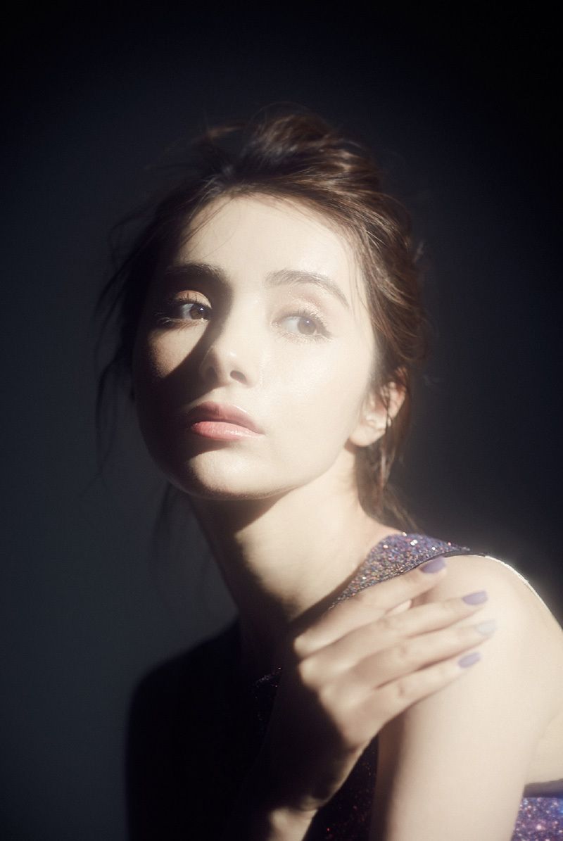 五官立体,眉目分明,眼睛闪着神采,麦迪娜拥有一张精致大气的脸_高清