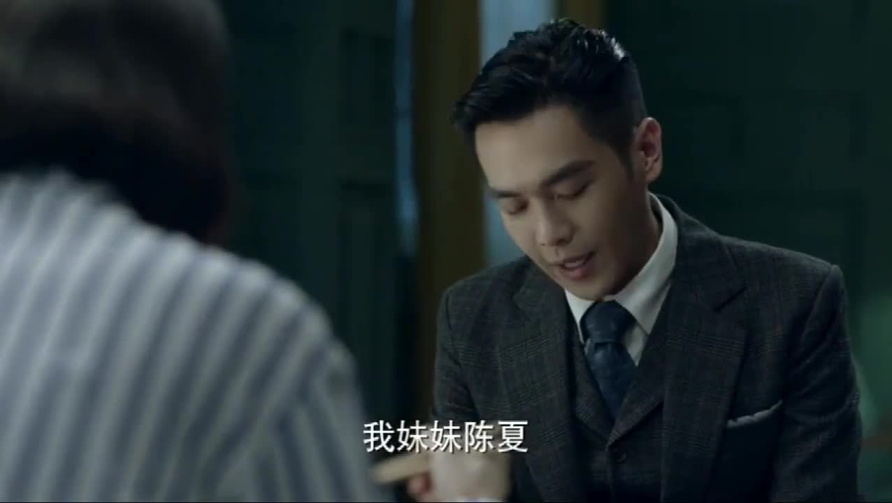 只能离开,跟在男子的身后 为您推荐: 惊蛰:张离截住了押送肖正国的车