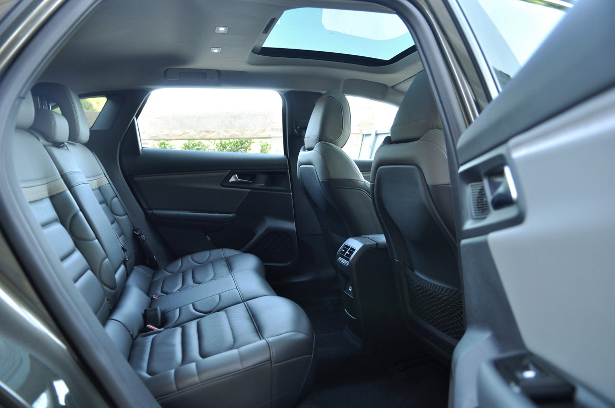 凡尔赛c5 x采用了短前悬短后悬的设计,并将轴距完美利用,达到车内空间