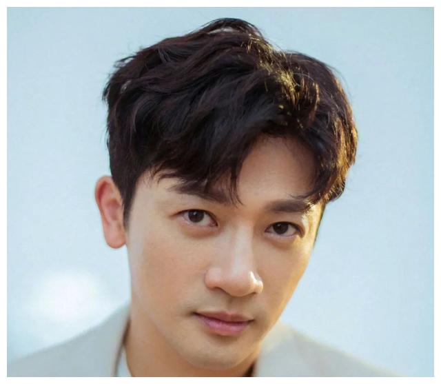 儿子是大明星苏有朋,他投资被骗欠下巨额债务,儿子退学为他还债