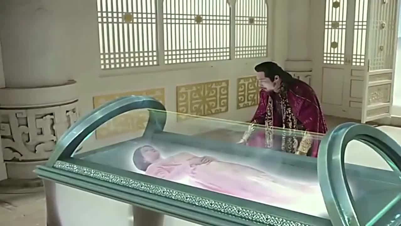 一个绝世美女的肉身却给封印在透明的棺木中,好奇怪