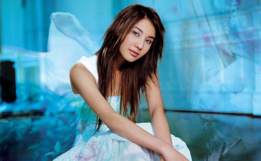 魅力十足的郑希怡,眼神如烟如天池水般碧波清澈,尽显冷艳气质!