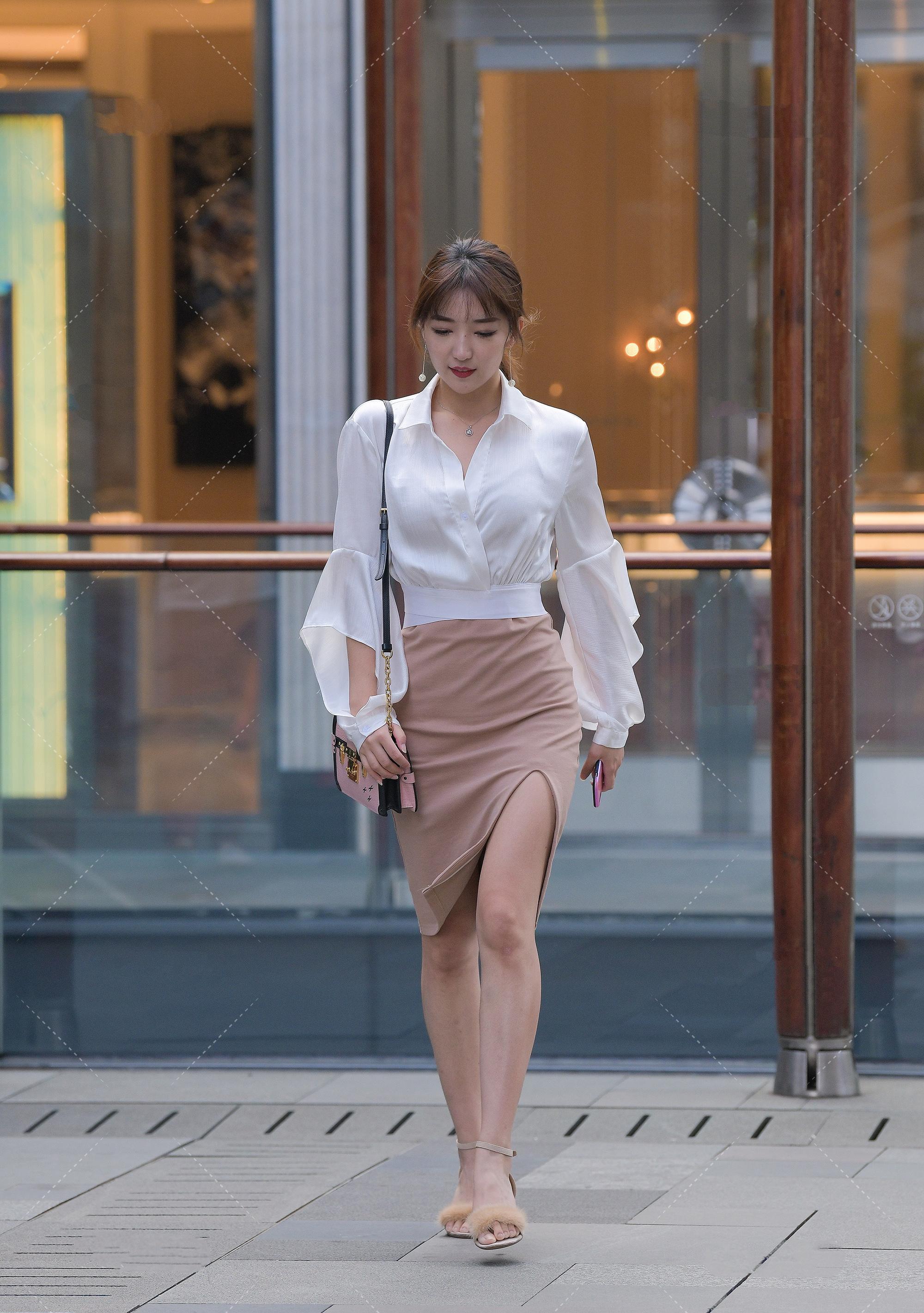 别致纯白衬衣搭配粉色一步裙设计感十足端庄又不是可爱