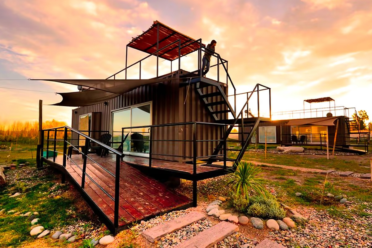 带泳池的环保j集装箱露营度假胜地