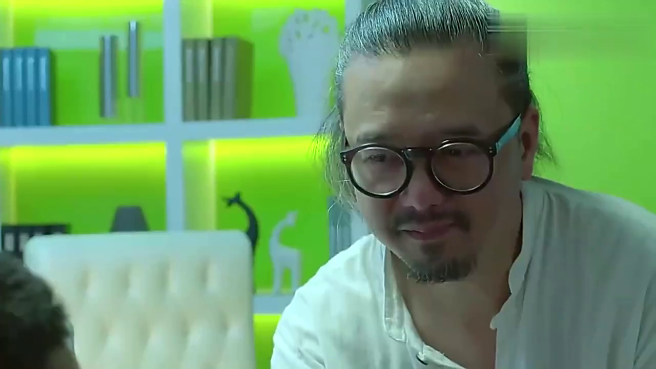 傅国生看着离开的余罪,难道知道他是警察了