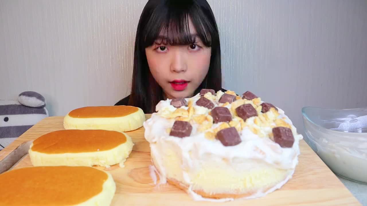 韩国吃货小姐姐,吃芝士蛋糕和酸奶甜品,大口吃得太过瘾了