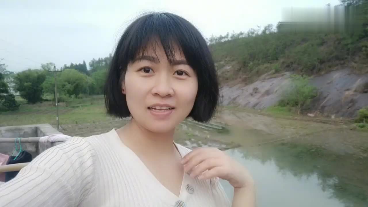 这个打工妹火了,厂里下班的生活,真的太枯燥了