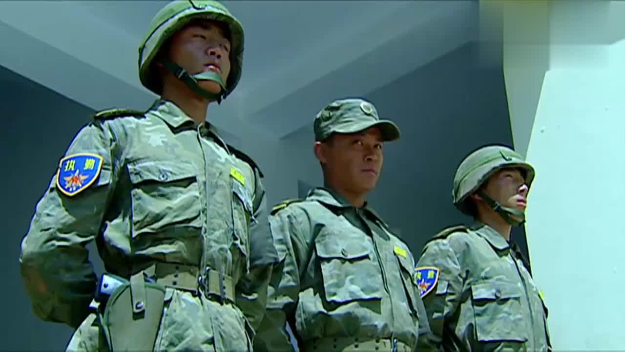 士兵突击:成才通过考核成为老a,立马去显摆,门卫都看不下去了