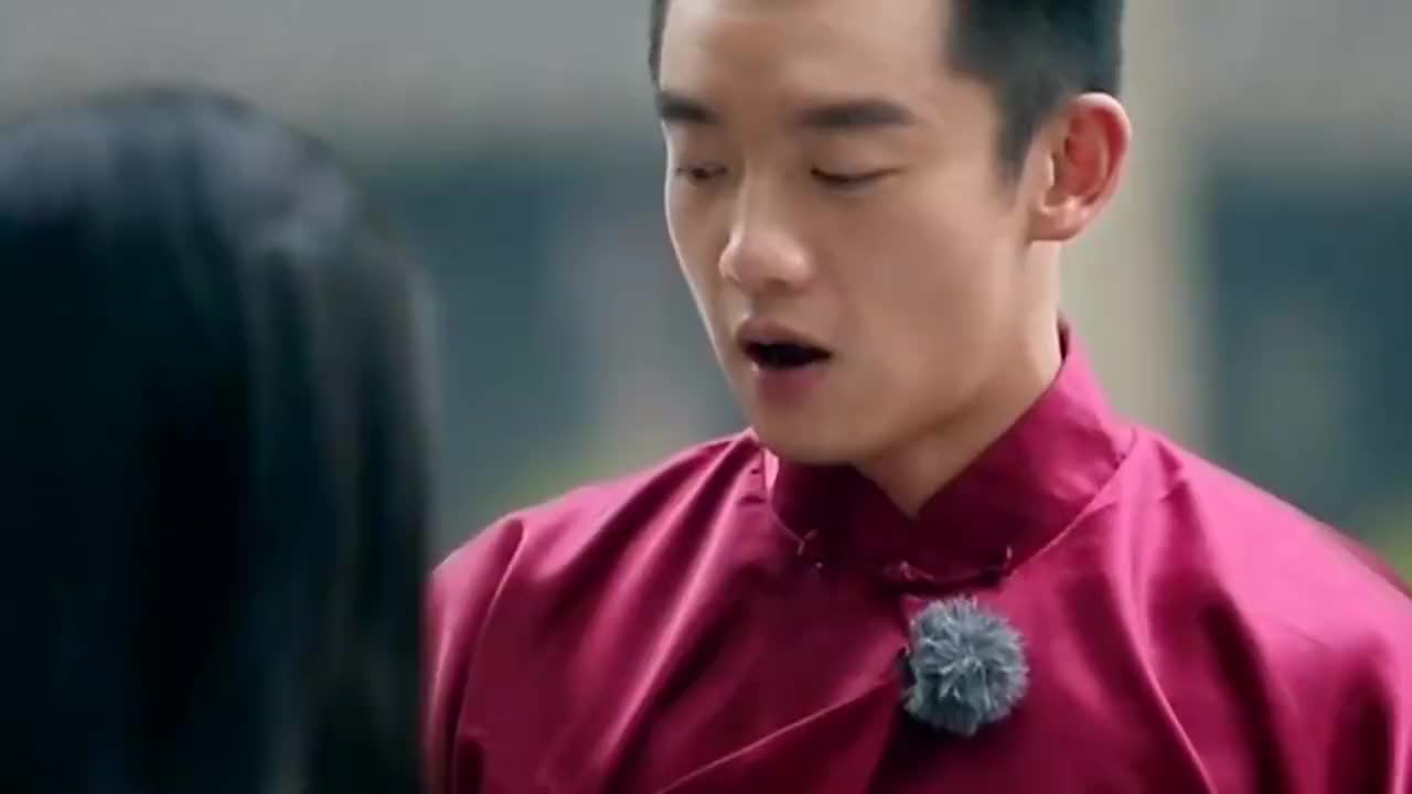 郑恺抱着baby演戏,谁注意他手搂哪?这是对老婆最大的尊重