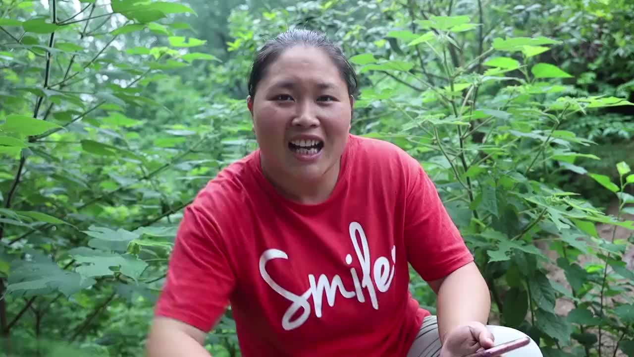 大洋一脸不高兴,胖妹赶紧做拿手菜来安慰