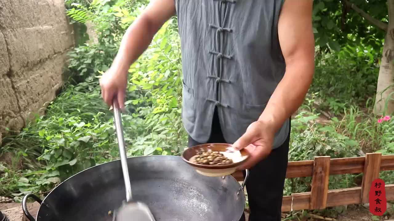 为您推荐: 农村小伙用猪膘熬猪油,用来拌饭清香不油腻,猪油渣一口嘎