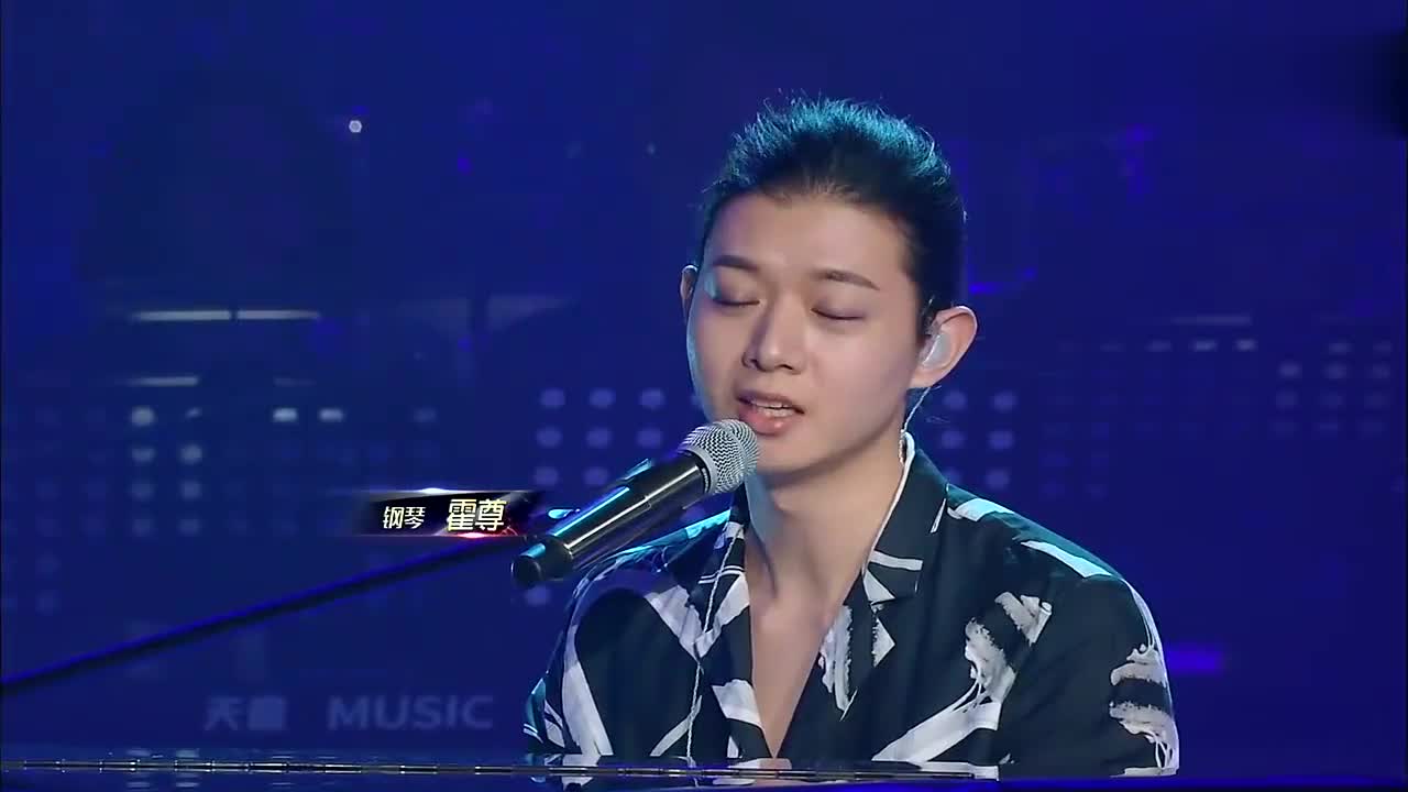 歌手:霍尊演唱《小草》,一开口观众掌声不断,华晨宇都惊呆了