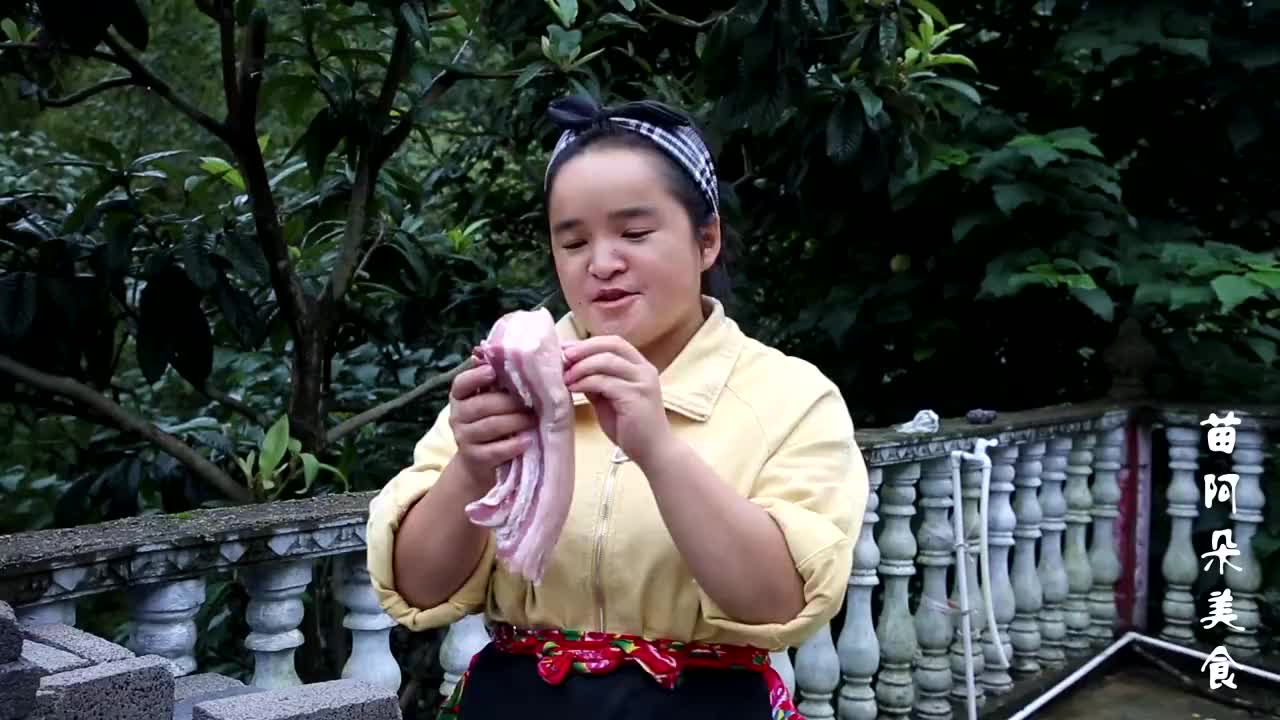 5斤五花肉1斤豆腐皮,小朱吃完来劲,挖地球可厉害了