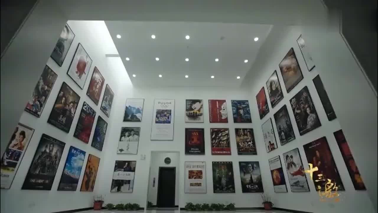 张艺谋工作室首曝光,满墙的巩俐章子怡海报,这么多年我审美没变