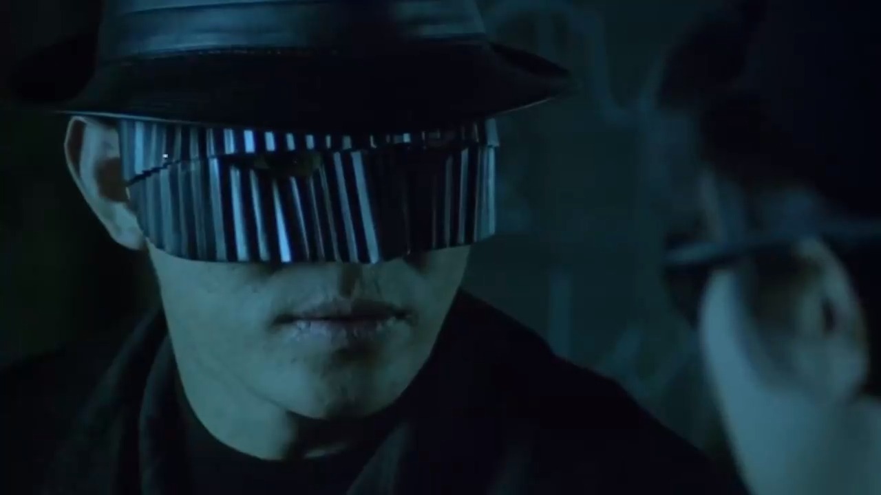 黑侠救了女同事,她非要看黑侠真面目,摘下面具尴尬了