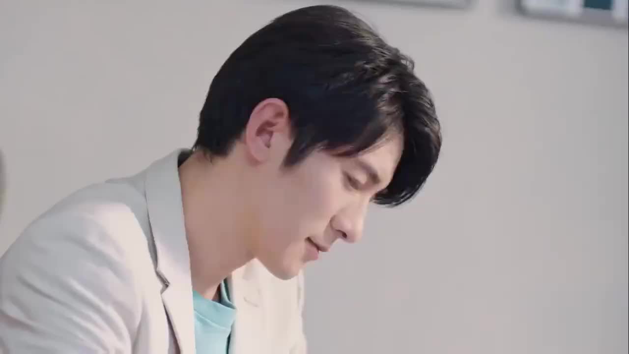 戚年觉得纪言信很过分,纪言信吻了戚年