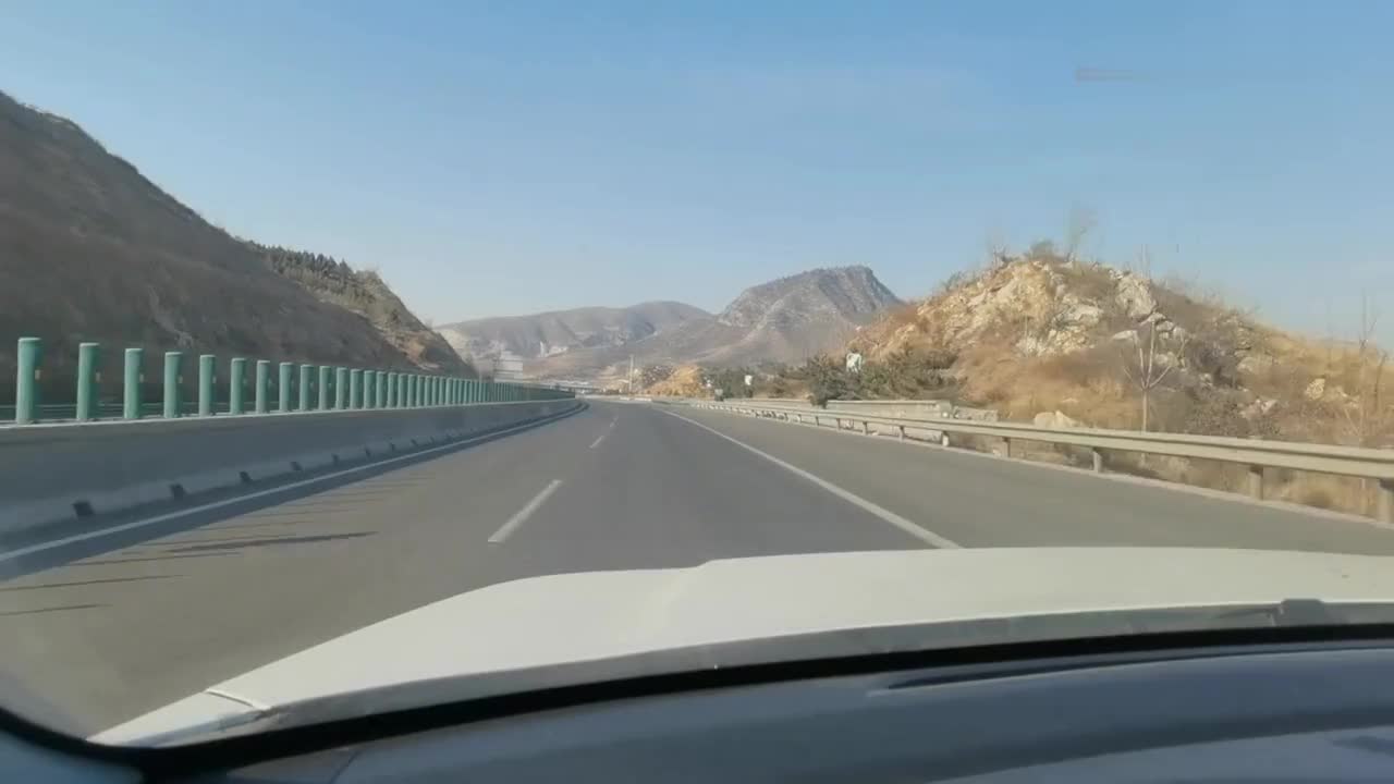 自驾河北省邢台市信都区的东吕高速上,两侧山峦起伏冬季看山更美