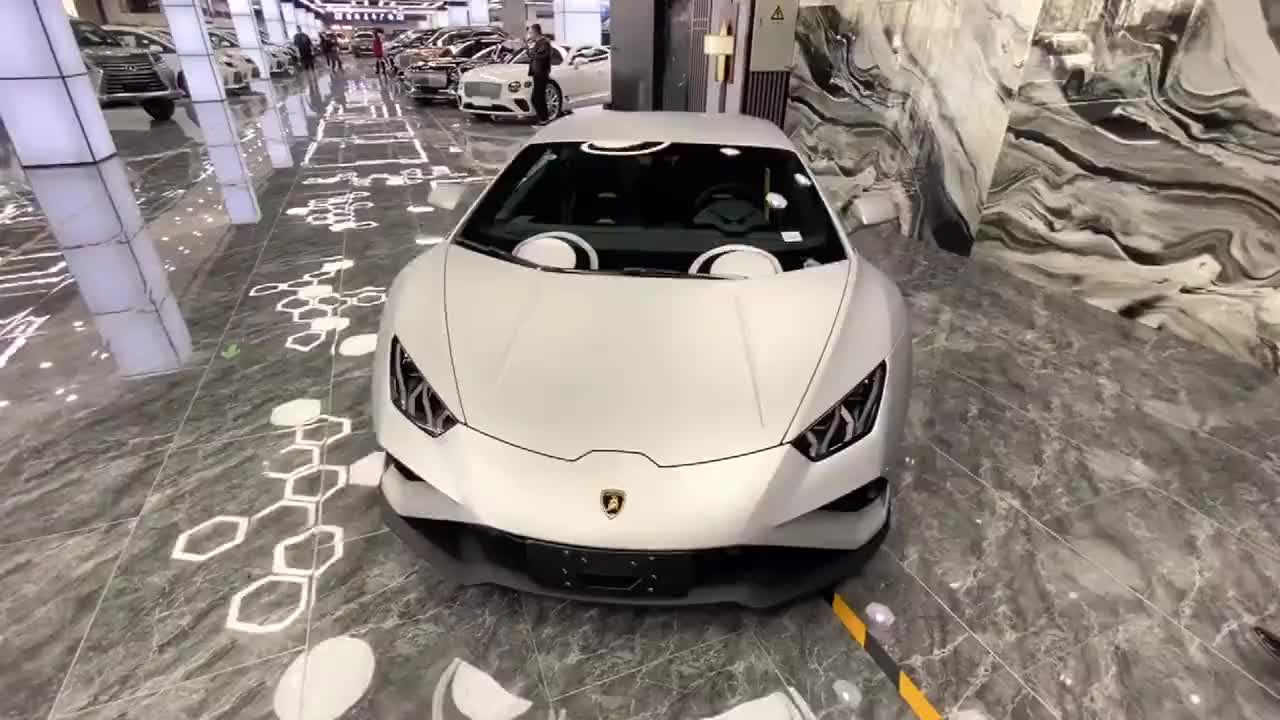 近距离欣赏2021款兰博基尼小牛