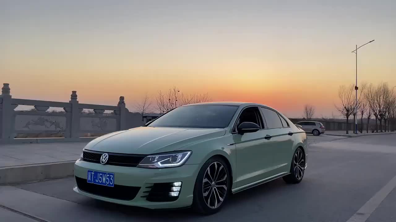 小姐姐开着青灰色大众凌度来了!