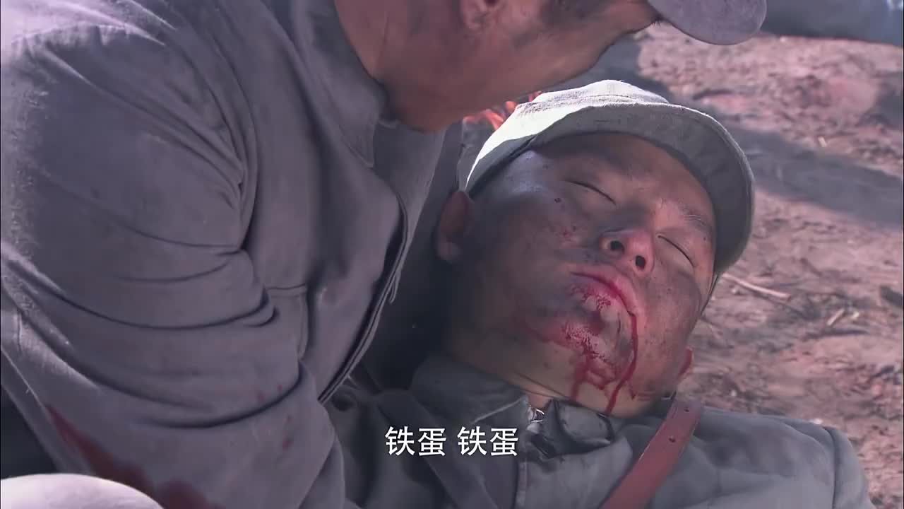 美女战场上大刀砍鬼子跟砍白菜似的没想到营长反被一炮炸飞