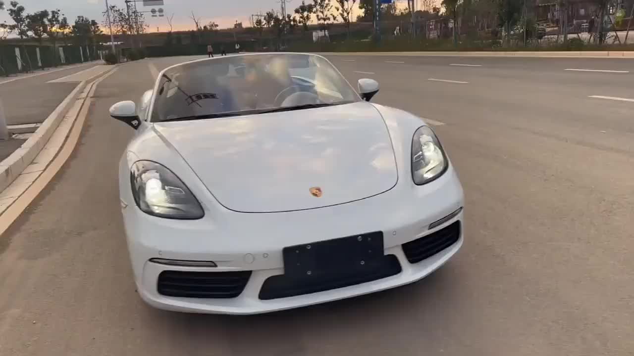 你男朋友会单手开保时捷吗?