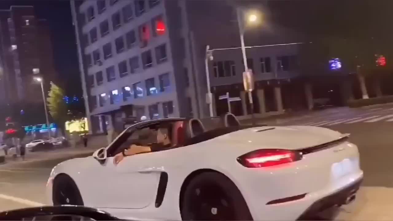 路上看到的富二代真潇洒,开着保时捷听着音乐去酒吧!